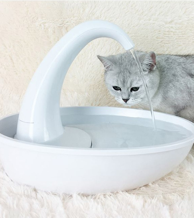 Drikkefontene for katt med flertrinnsfiltrering, sikrer rent og velsmakende drikkevann.