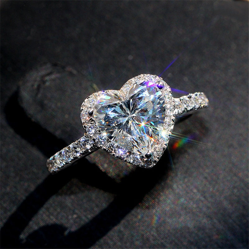 Elegant sølvring (925 sterling) med hjerte CZ, ideell for forlovelse eller jubileum.