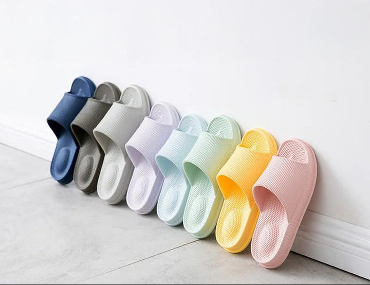 Nærbilde av ergonomisk hæltøffel med komfortabelt design og god støtte for hæl og fot.