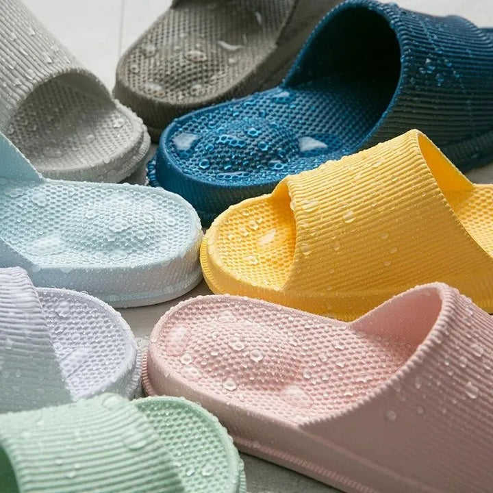 Allsidige hæltøfler for dame og herre, med ergonomisk fotsupport og vannavstøtende materiale.