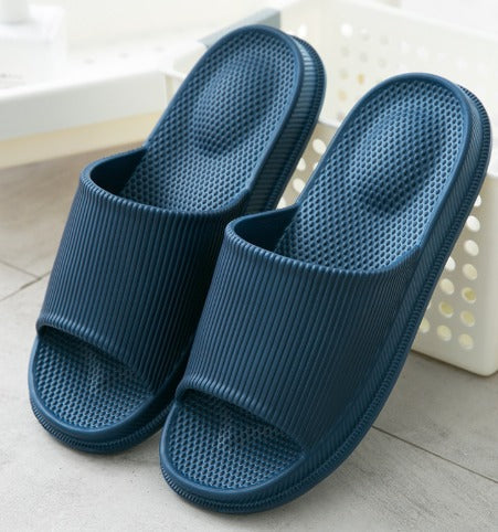 Skliresistente hæltøfler med ergonomisk fotsupport og komfortabel såle, perfekt for innendørs bruk.
