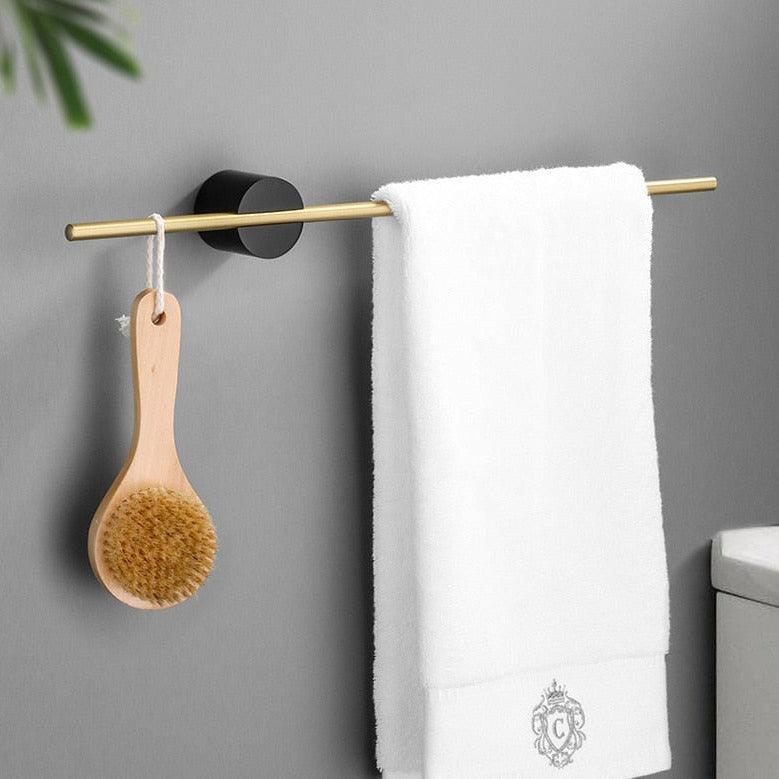 Elegant minimalistisk håndkleholder med justerbar stang, perfekt for et moderne baddesign på baderommet.