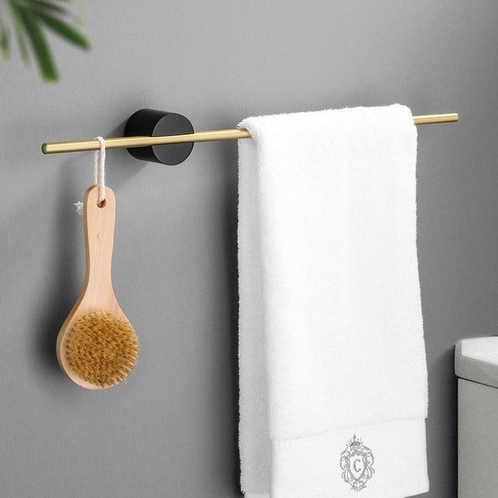 Elegant minimalistisk håndkleholder med justerbar stang, perfekt for et moderne baddesign på baderommet.