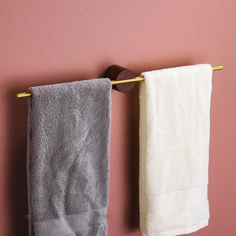 Moderne håndkleholder med justerbar stang. En smart løsning for baderomsoppbevaring og plassbesparelse.
