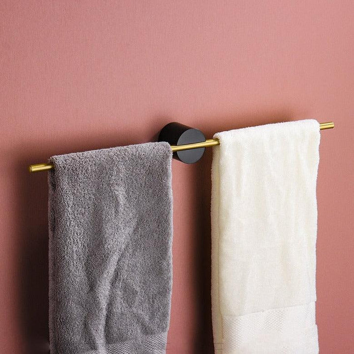 Minimalistisk håndkleholder for baderom. Justerbar og veggmontert, gir effektiv og moderne lagring.