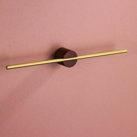 Elegant veggmontert håndkleholder med justerbar stang, perfekt for minimalistisk og moderne hjemmeinnredning.