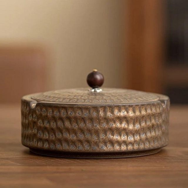 Slitesterkt askebeger i håndlaget keramikk med lokk, perfekt for utendørs bruk i vintage-stil.