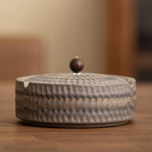 Elegant retro askebeger i keramikk med lokk, håndlaget røyketilbehør for innendørs dekorasjon.
