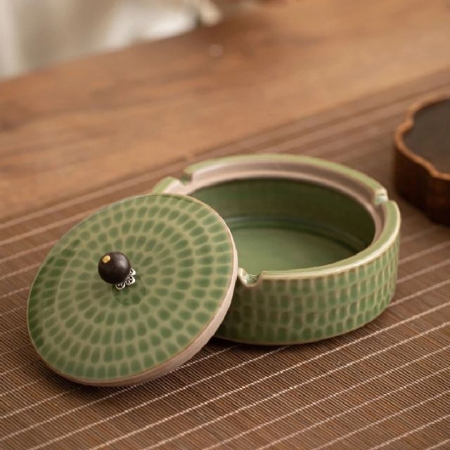 Askebeger med lokk og asiatisk-inspirert mønster, håndlaget i keramikk for retro dekorasjon.