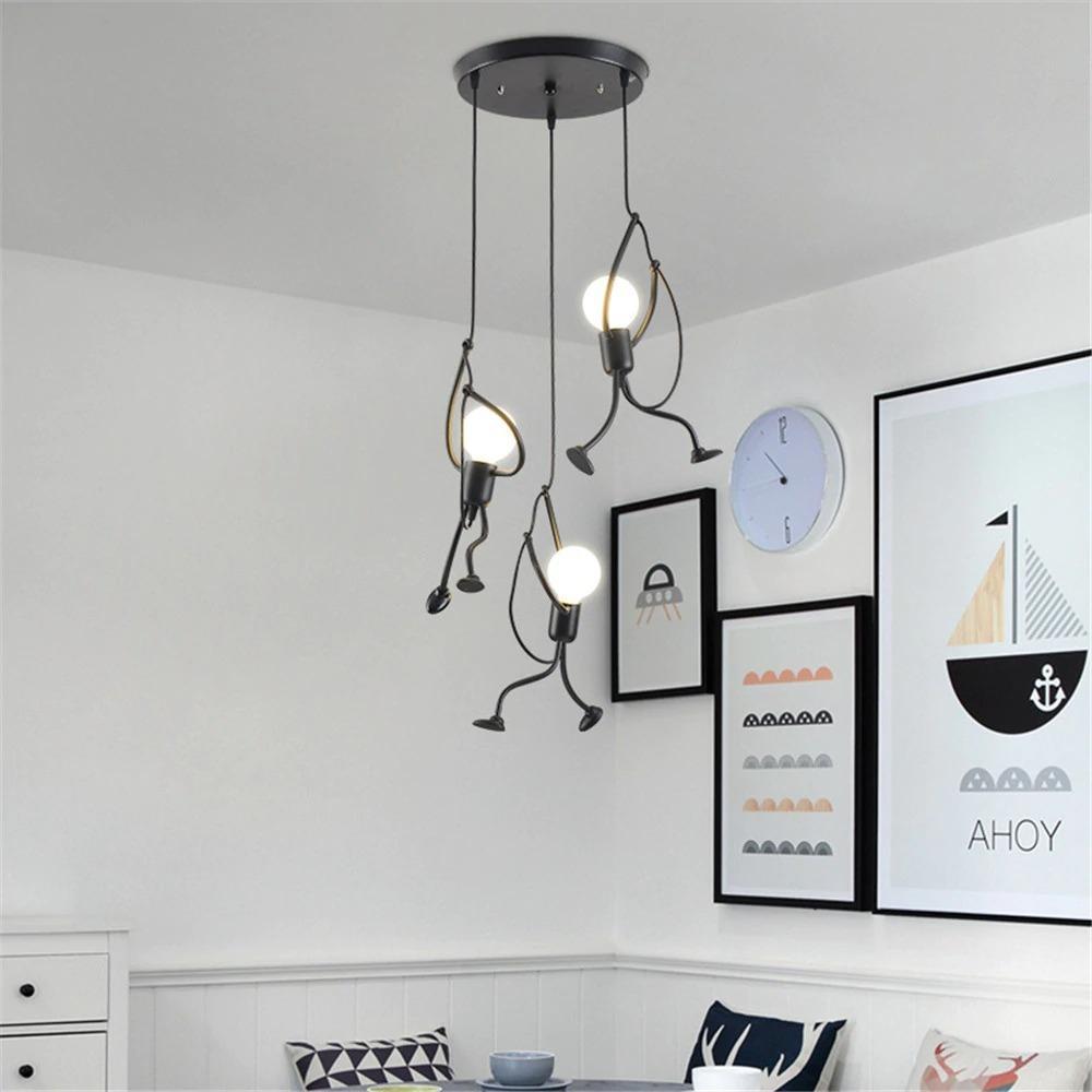 Moderne taklampe med liten mann motiv. En dekorativ designlampe for ditt hjem.