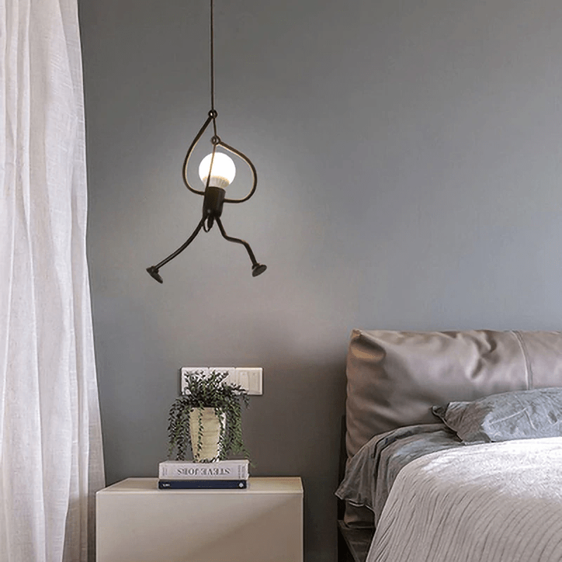 Lekent design: taklampe formet som liten mann, E27 belysning til stue/barnerom.