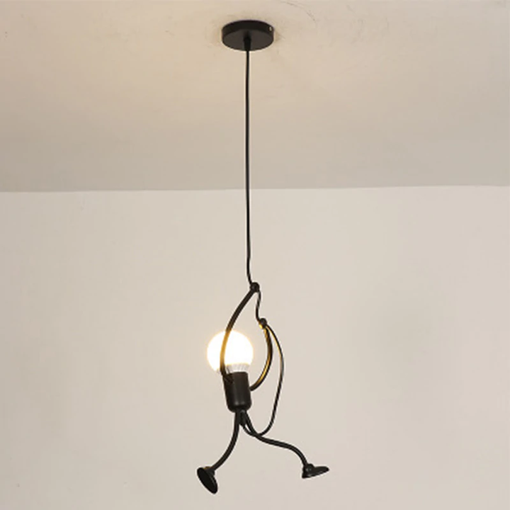 Dekorativ taklampe med unik liten mann figur, perfekt for lekent interiør.