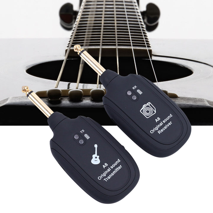 Trådløst gitarsystem med sender og mottaker for kabelfri frihet på scene og under øving.