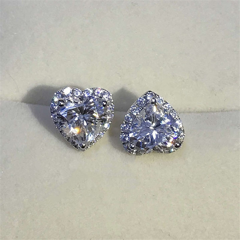 Skinnende hjertering med CZ steiner, laget i 925 sterling sølv. Perfekt for kvinner.