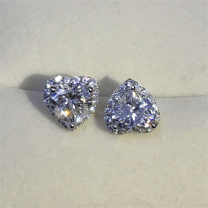 Skinnende hjertering med CZ steiner, laget i 925 sterling sølv. Perfekt for kvinner.