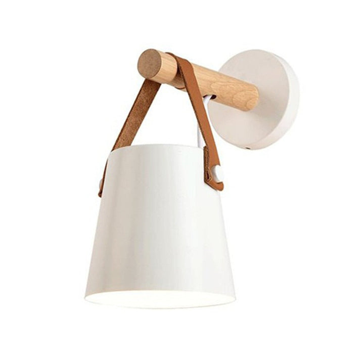 Nordisk vegglampe i lyst tre, moderne minimalistisk design for innendørs belysning.