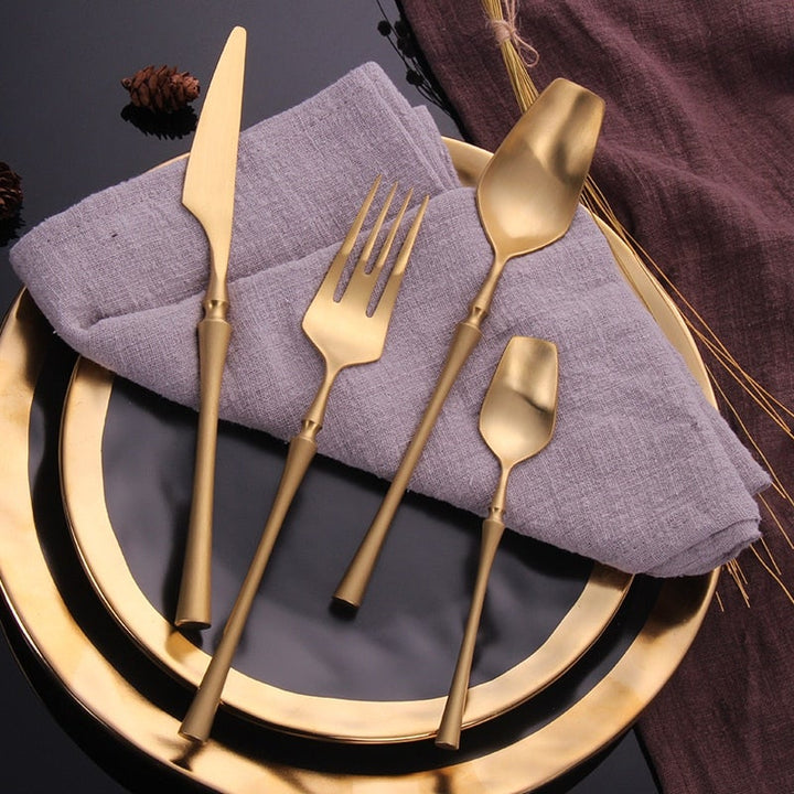Detalj av et elegant gullbestikksett, skinnende rustfritt stål for en luksuriøs følelse.