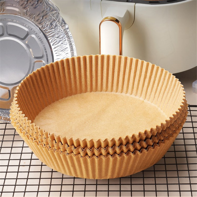 Brukt airfryer papirfôr med matrester. Kastes enkelt, holder luftfrityrkokeren ren.