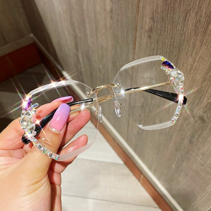 Perfekte sommersolbriller for damer, rammesløse med strass for en glamorøs og trendy look.
