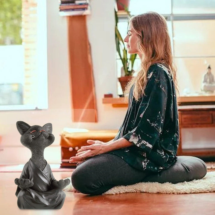 Detaljert mediterende kattfigur med Buddha-trekk. En elegant grå dekorasjon som skaper ro og harmoni i hjemmet.