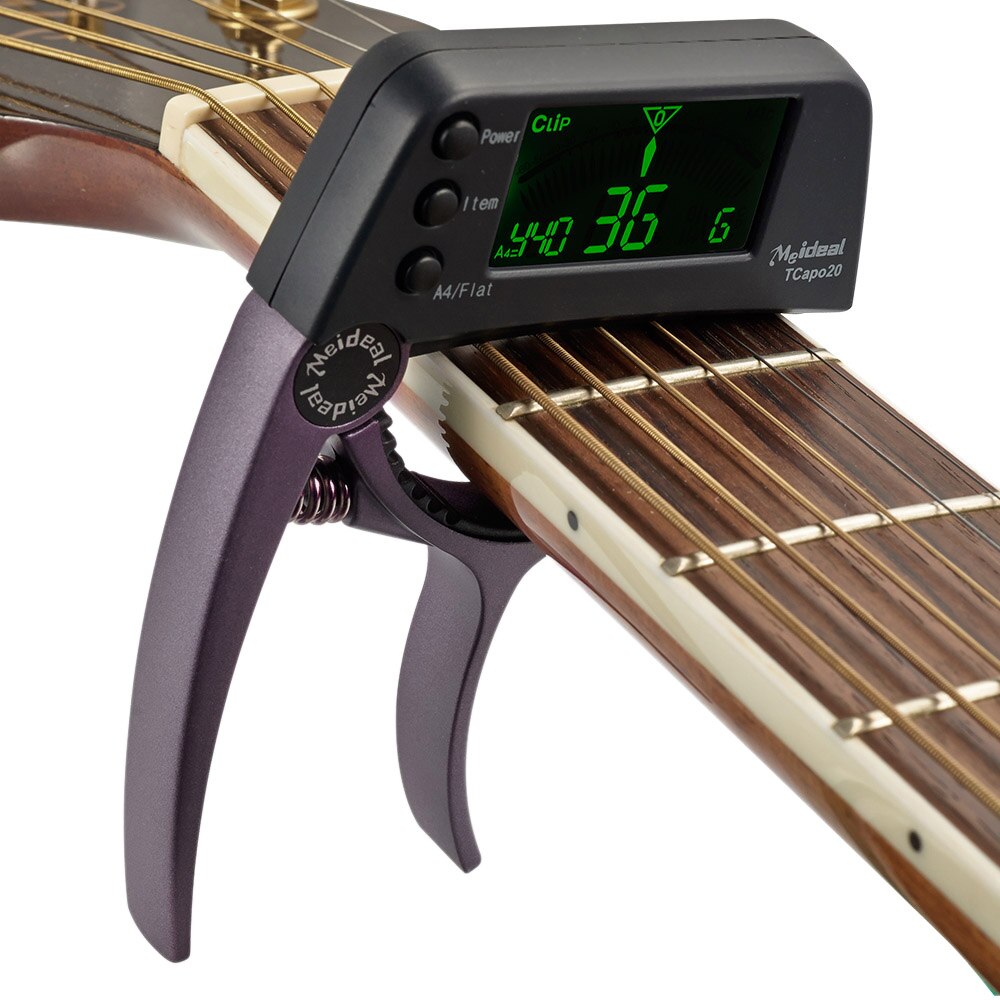 Kromatisk gitar capo med digital tuner, perfekt for rask og presis stemming av strengeinstrumenter.