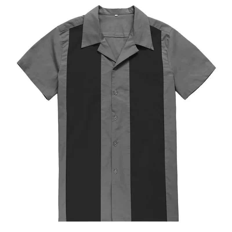 Modell iført retro stripete bowling skjorte for menn. Stilfull kortermet sommerskjorte i bomull.