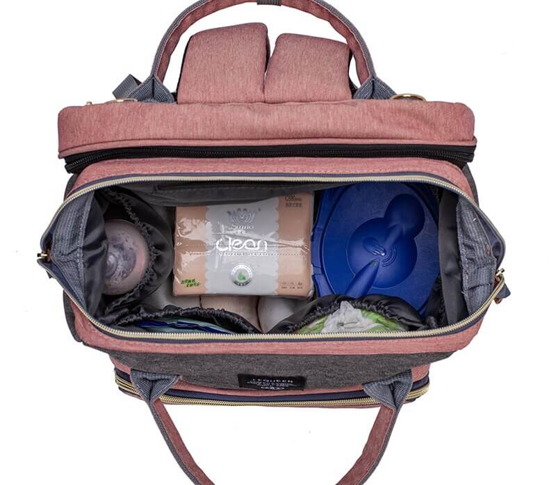 Komfortabel integrert babyseng i multifunksjonell reiseveske for trygg og avslappende babyreise.