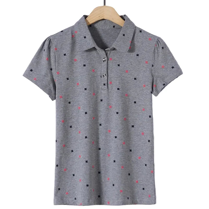 Nærbilde av en kortermet slim fit skjorte til dame med unikt print, allsidig for en stilig hverdag.