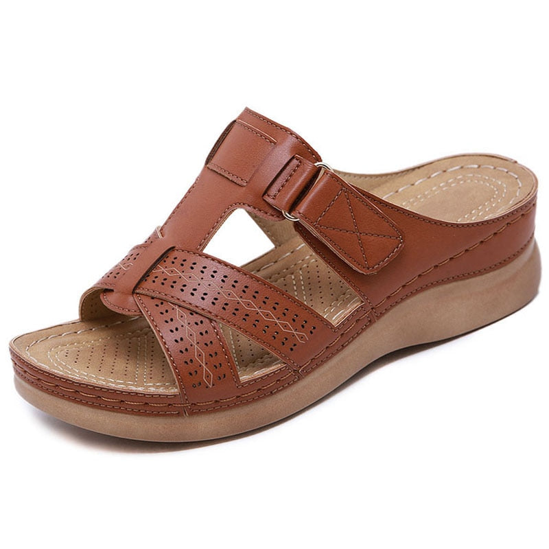 Behagelige slip-on sandaler til dame med ergonomisk design og fotstøtte.