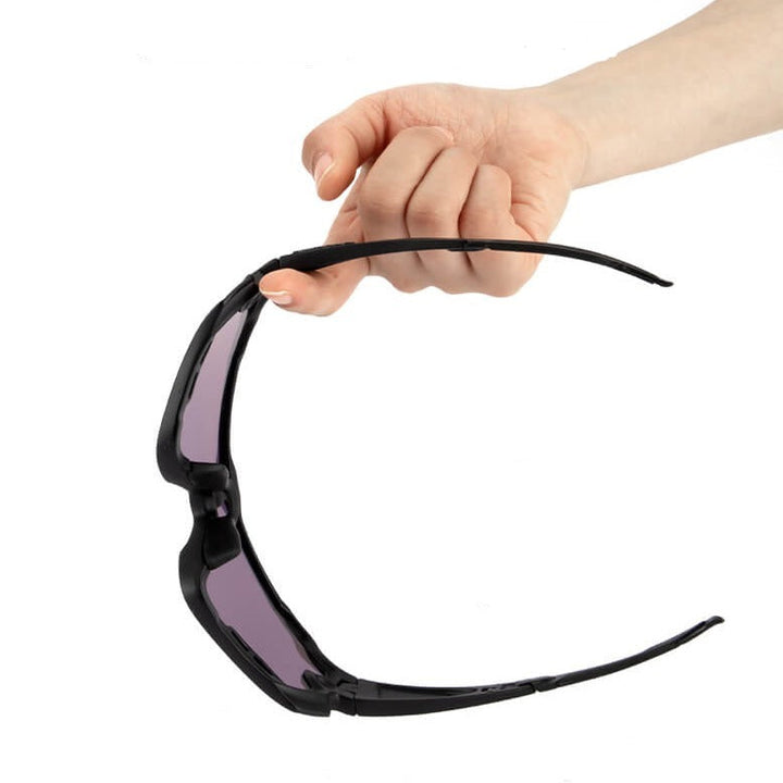 Lettvekt sportsbriller med antidugg-behandling og adaptive linser for alle lysforhold.