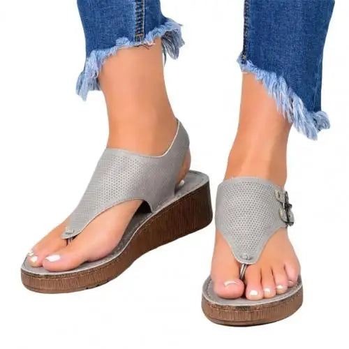 Stilige ortopediske damesandaler med åpen tå, ideelle for sommerbruk og strand.