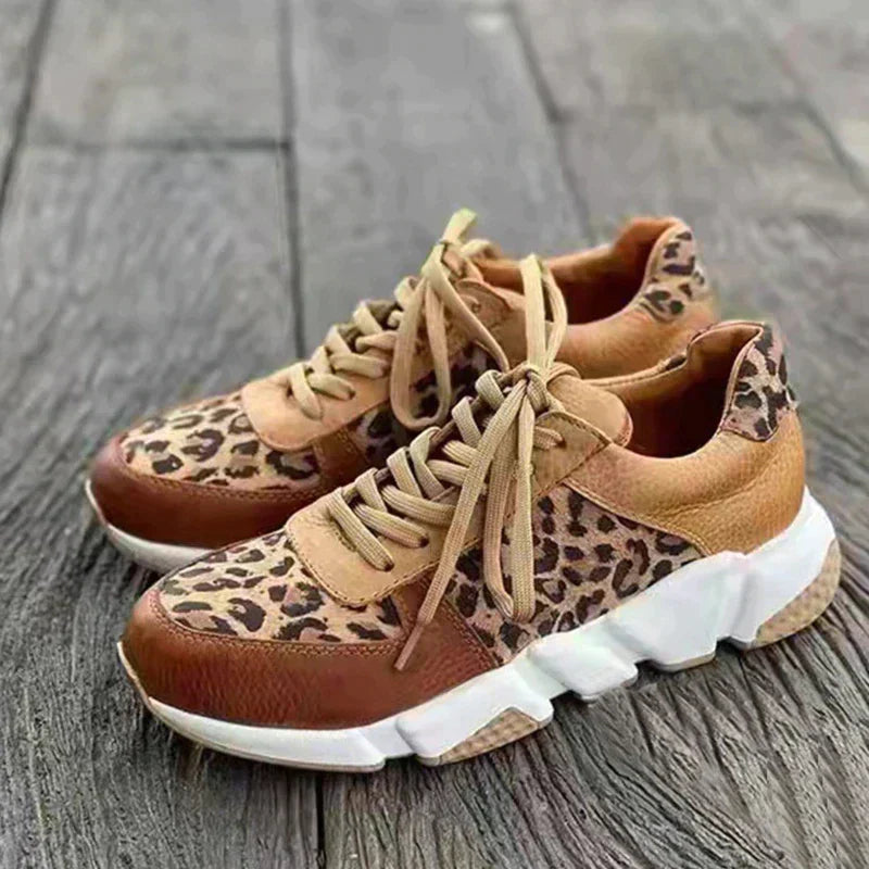 Kvinner leopardsko med elegant dyremønster. Motesko for stilige antrekk og et trendy utseende.