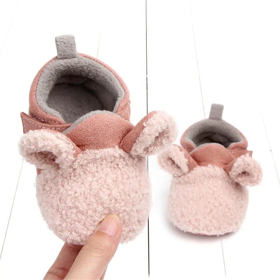 Premium lammesko, myke og fleksible for babyens første skritt, fremmer naturlig bevegelse.