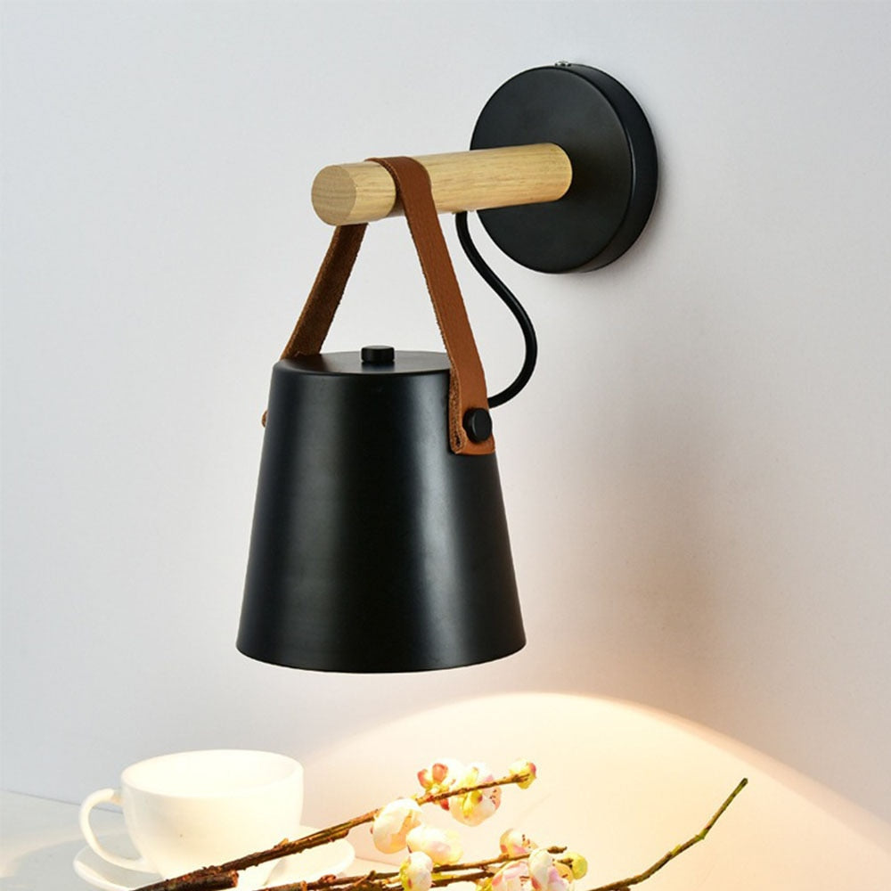 Minimalistisk trevegglampe, nordisk design som gir varm innendørsbelysning til moderne rom.
