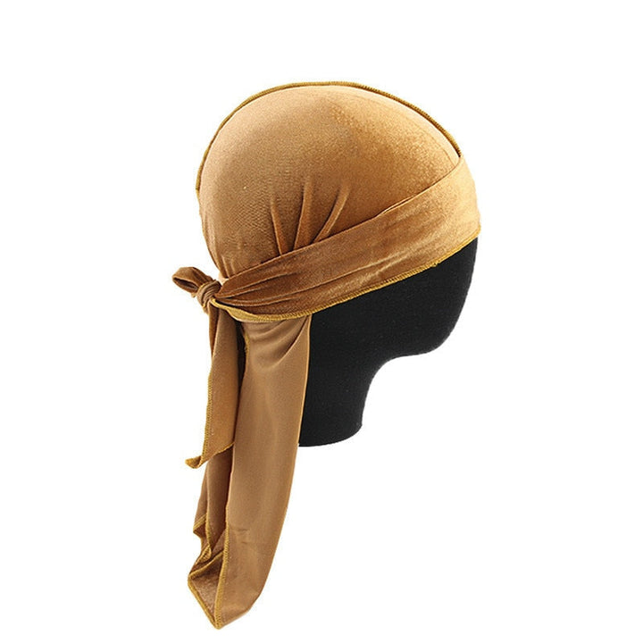 Sporty pustende durag for menn, holder bølger på plass under aktivitet.