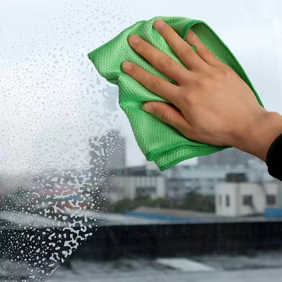 Et sett med fargerike universale mikrofiberkluter klare for allsidig husholdningsrengjøring.