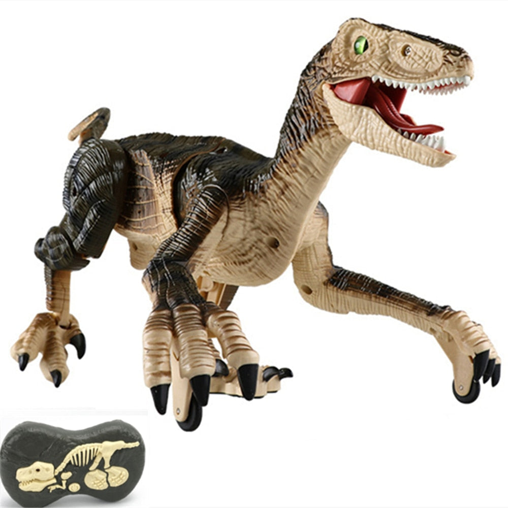 Nærbilde av detaljert, realistisk RC Velociraptor dinosaurleke for barn. Interaktiv og fjernstyrt dinosaur.