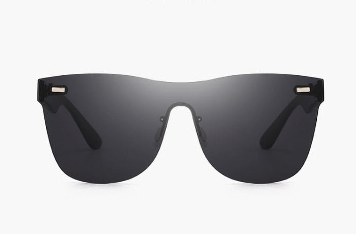 Fargerike unisex solbriller med speilglass og full UV400 beskyttelse. Et trendy tilbehør.