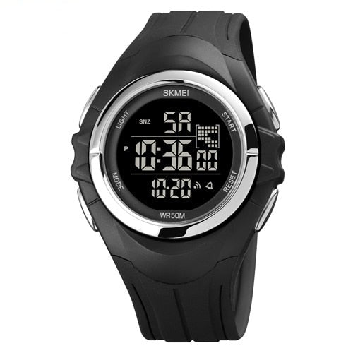 Multifunksjonell herreklokke med digitalt display, moderne og robust design, ideell for hverdagsbruk.
