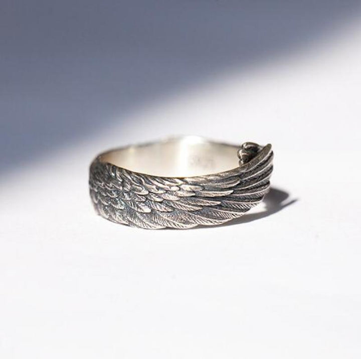 Nærbilde av delikat englevinge ring i ekte 925 sølv, et feminint og beskyttende smykke.