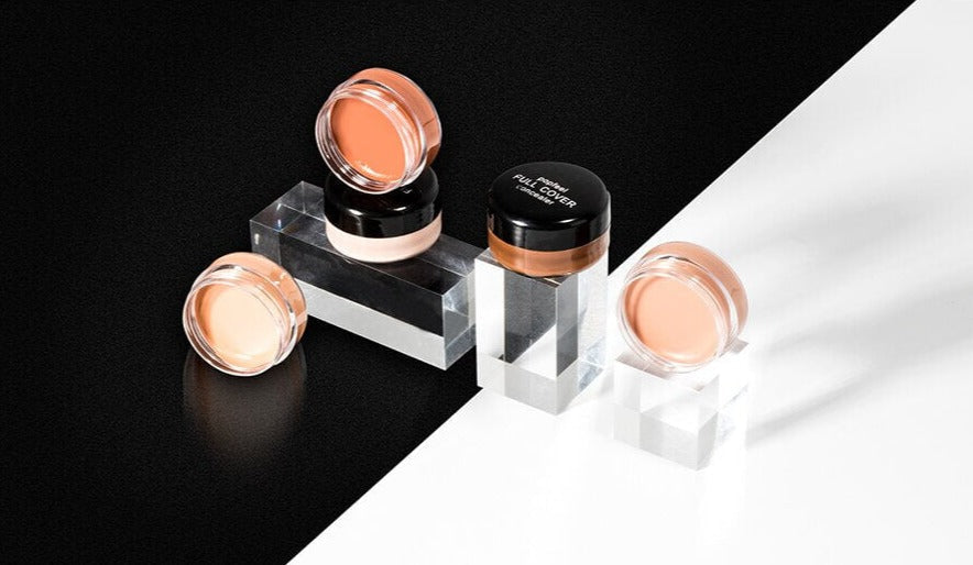 Dame concealer for ansiktet, skaper et glatt, jevnt utseende med full dekning.