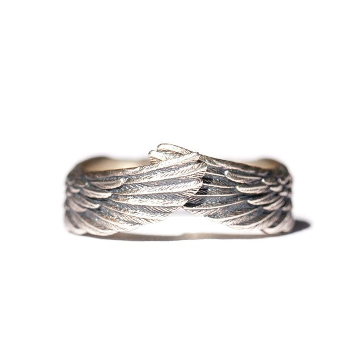 Detaljert englevinge ring i skinnende 925 sølv. Unikt damesmykke for en elegant look.