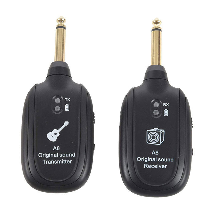 Nærbilde av trådløs gitar sender og mottaker, del av et kabelfritt lydoverføringssystem for instrumenter.