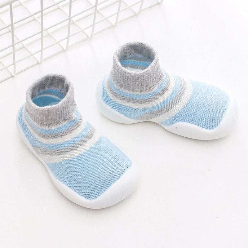 Søte mønstre på halkfria babysko. Myke og beskyttende for babyens første skritt.