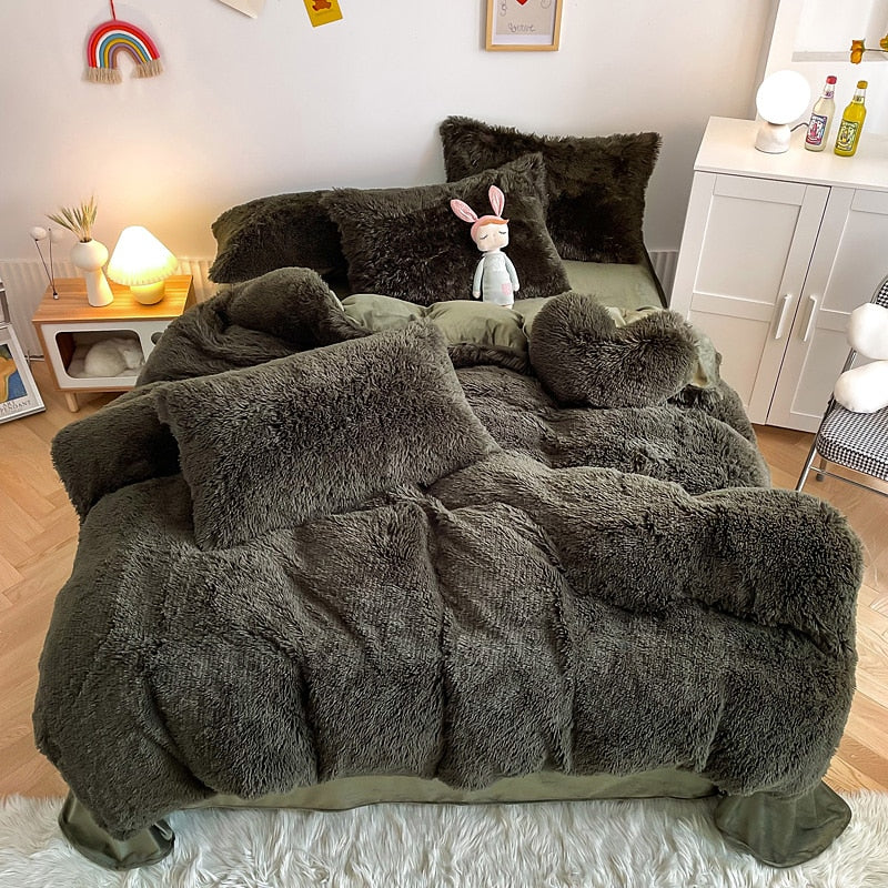 Varmt shaggy dynetrekk i elegant stil, forvandler soverommet til en luksuriøs oase.