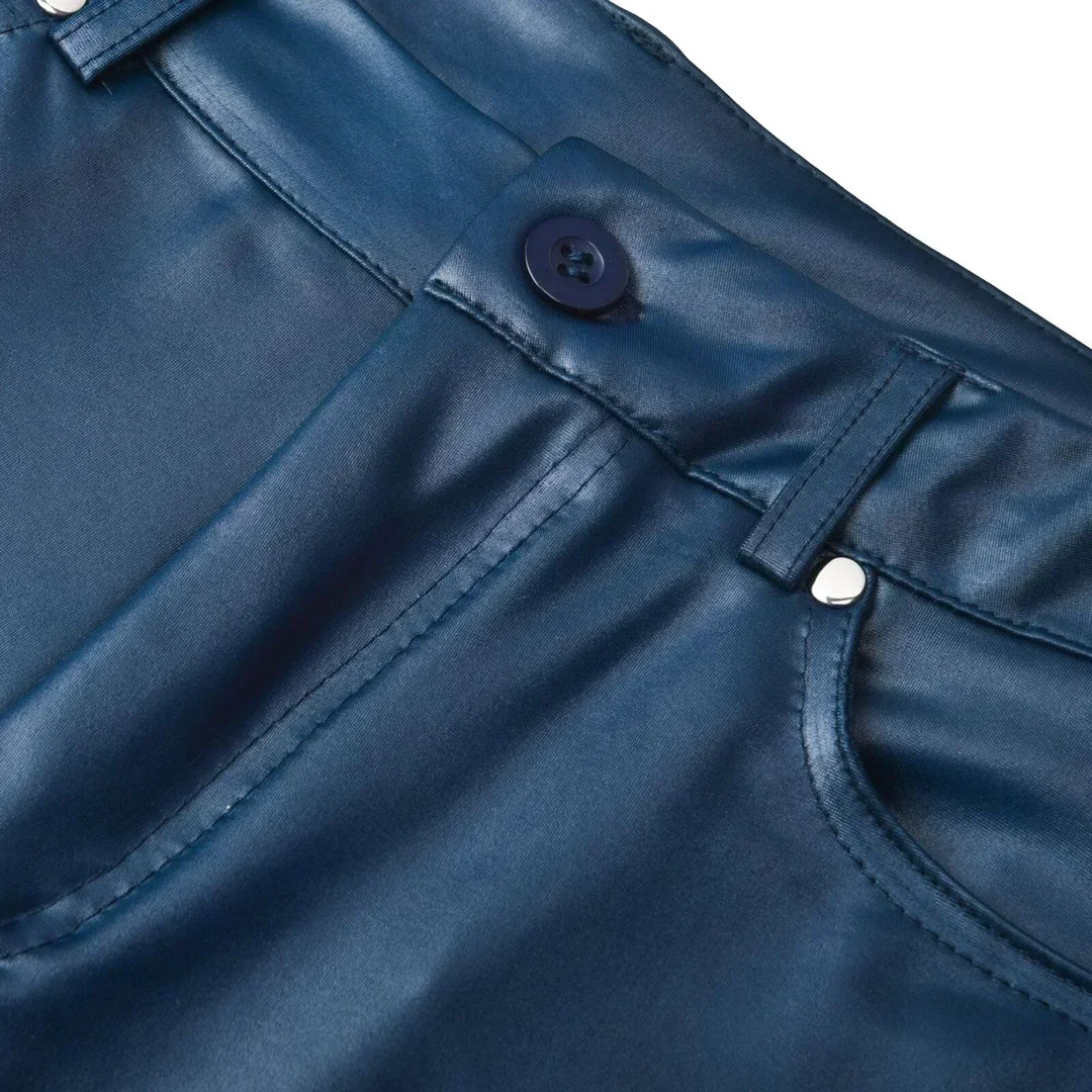 Flatterende svarte dame kunstskinnbukser med høy midje. Slim fit stretch design gir en elegant silhuett.