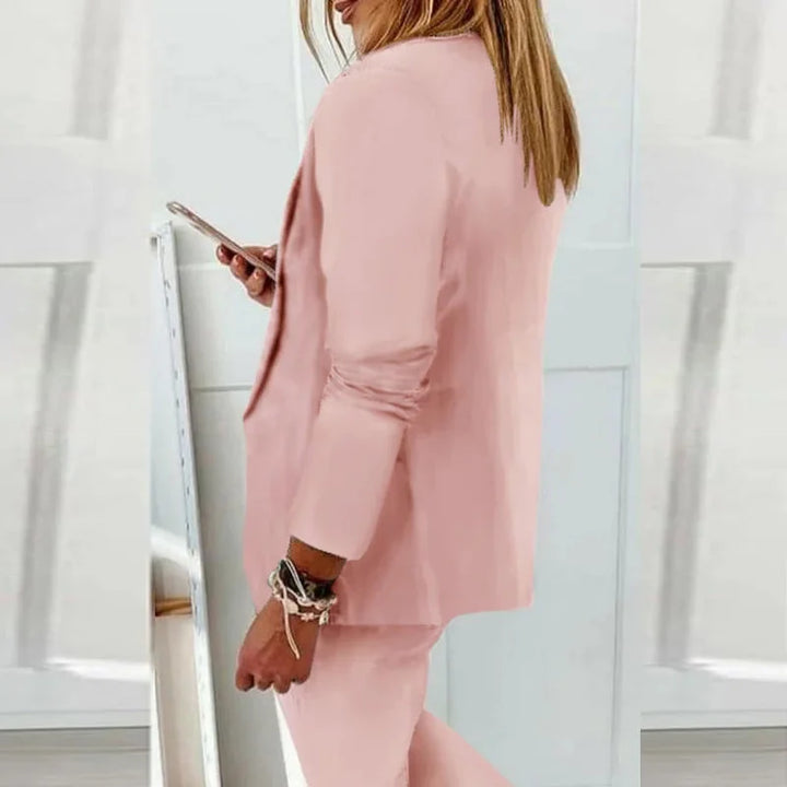 Elegant og komfortabelt damesett for høst- og vårmote. Todelt blazer og bukse.