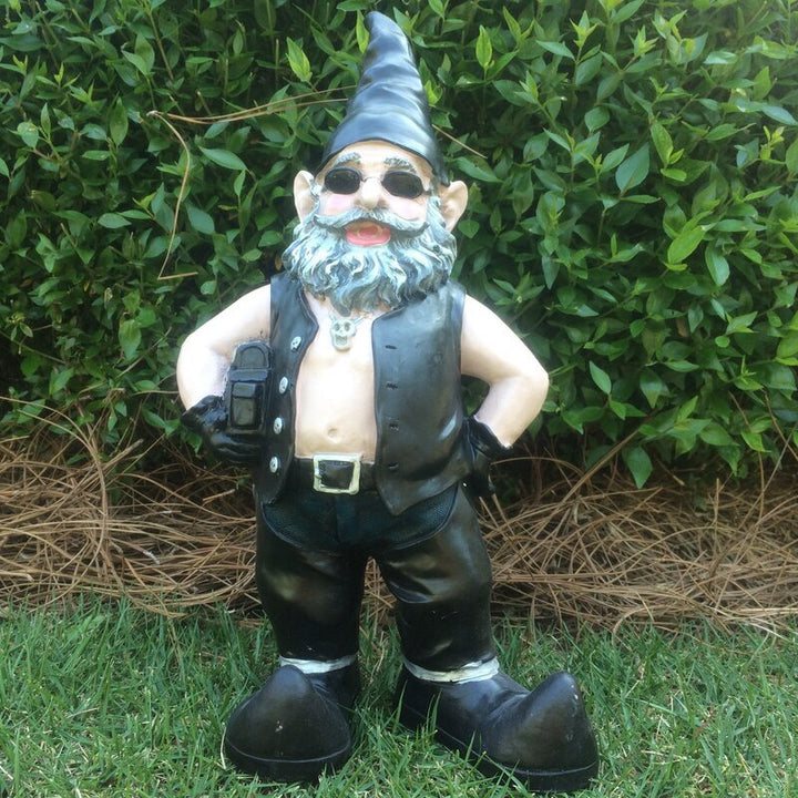 Hagepynt: Biker hagegnom med motorsykkel. Robust resin figur, tilgjengelig som mann eller kvinne.