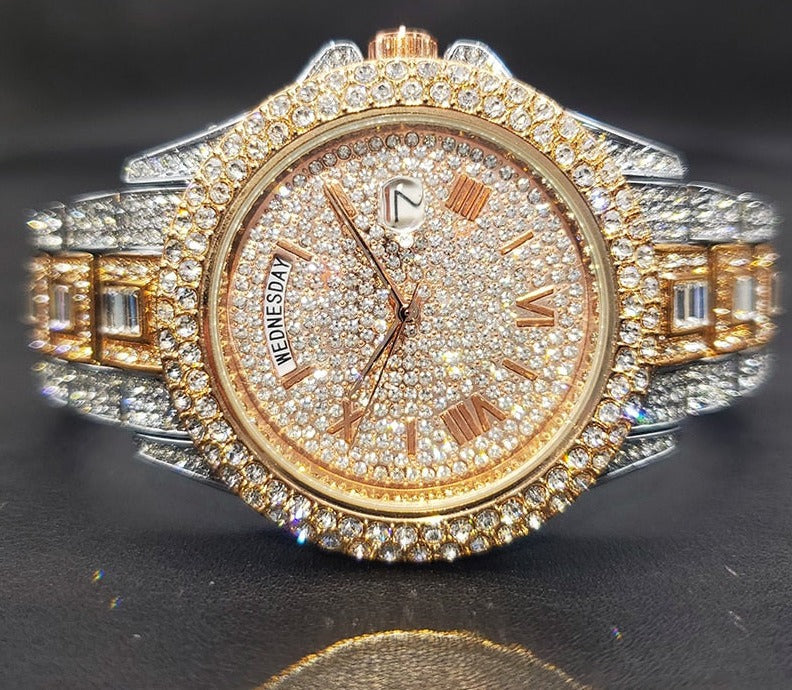 Sidevisning av luksus herreklokke i rustfritt stål med diamantbesatt bezel; en elegant og robust kvartsklokke.
