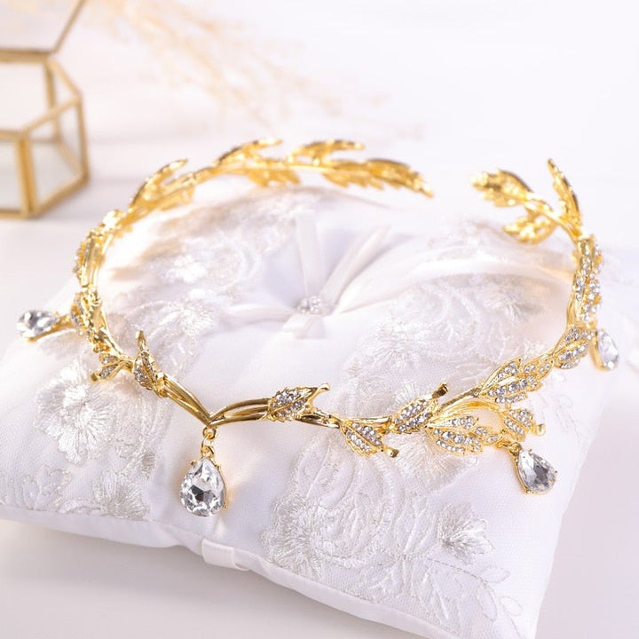 Prinsesse-inspirert diadem for kvinner. Luksuriøs krystalltiara som gir glamour til enhver frisyre.